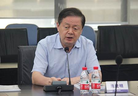 說明: F:\【資料與辦公】\辦公區(qū)\2.網站新聞\2019年\9月\2019.09.07 方大集團舉辦“高級管理人員研修班”培訓\熊總(文中.jpg